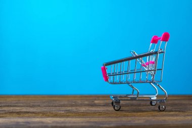 Alışveriş sepeti ya da süpermarket arabası kopya s ahşap tablo