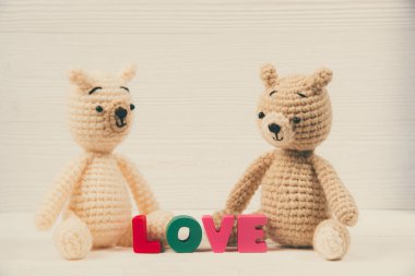 Tatlı çift oyuncak ayı oyuncak bebek aşk metin ve kırmızı örgü