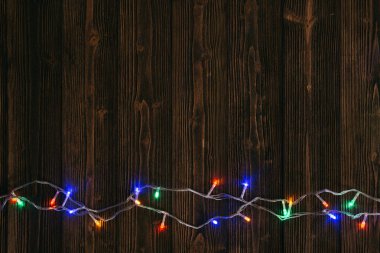 Süslü sinyal Işık Ampüller ya da çelenk ve çelenk ahşap masa f