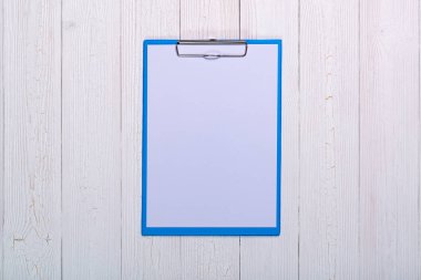 Pano boş beyaz kağıt levha üzerinde ahşap masa üstü ile görüntülemek wi