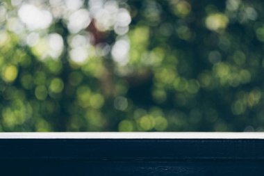 Boş bir tablo ile taze yeşil soyut bulanık tre top ahşap masa