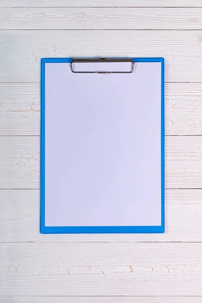 剪贴板上有空白的白板纸在木桌上视图 wi — 图库照片