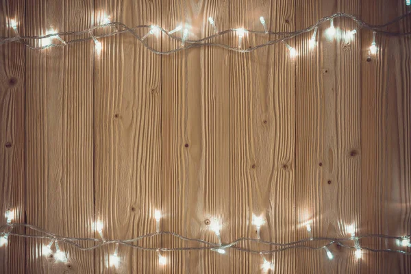 Süslü sinyal Işık Ampüller ya da çelenk ve çelenk ahşap masa f