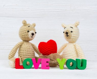 Tatlı çift oyuncak ayı oyuncak bebek aşk metin ve kırmızı örgü