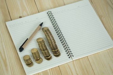 Ahşap çalışma masa defter kağıt paralar yığınıyla merdivenlerinde