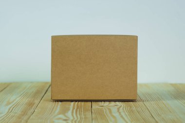 Ahşap masa üzerinde sahte için kahverengi karton kutu boş kapandı