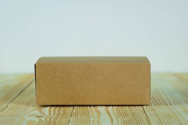 Ahşap masa üzerinde sahte için kahverengi karton kutu boş kapandı