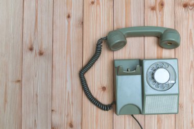 Retro döner telefon kablosu üzerinde ahşap masa, ahşap backgrou ile