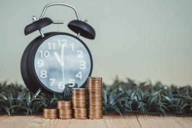 Merdivenlerinde sikke yığını vintage çalar saat ile ahşap çalışma 