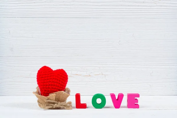 Biglietto di San Valentino con testo Love e cuore rosso a maglia su bianco wo — Foto Stock