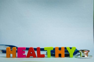 Metin sağlıklı alfabesi ile stetoskop, sağlıklı ve sağlık 