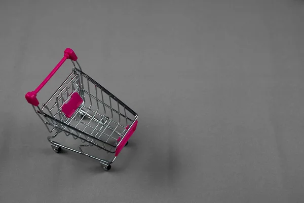 Shopping cart eller stormarknad vagn på grå bakgrund, busines — Stockfoto