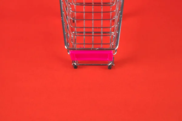 Panier ou chariot supermarché sur fond rouge, affaires — Photo