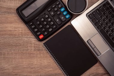 Dizüstü bilgisayar ya da dizüstü bilgisayar, hesap makinesi ve kahve wor üzerinde