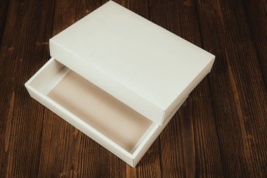 Boş beyaz hediye kutusu veya tepsi için sahte kadar koyu ahşap wi masa
