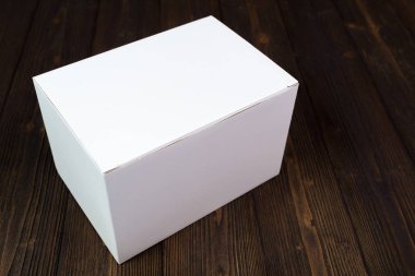 Boş beyaz hediye kutusu veya tepsi için sahte kadar koyu ahşap wi masa