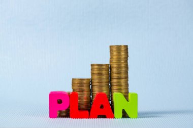 Ahşap metin ve kopya alanı ekle için sikke yığını adım planı