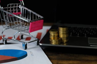 Adım / para yığınları arabası ve dizüstü dizüstü bilgisayar ile bir