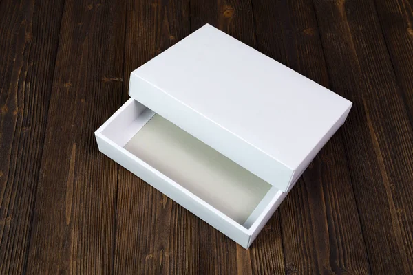 Coffret cadeau blanc vide ou plateau pour maquettes sur table en bois foncé wi — Photo