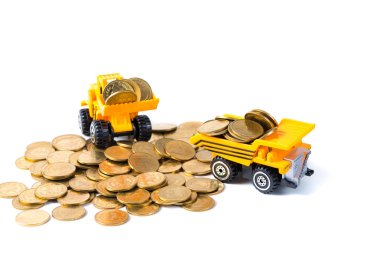 Mini buldozer kamyon yükleme madeni para ile izole kopya alanı, işletme finansı ve endüstriyel kavram fikir bankacılık beyaz zemin üzerine altın sikke yığını yığını.