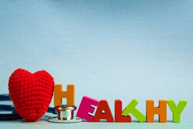 Metin sağlıklı alfabesi stetoskop, sağlıklı ve sağlık kavramı fikir ile.