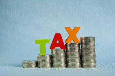 Vergi kavramı. Bozuk para, iş ve finansal kavram fikir yığını ile ahşap yapılmış Word vergi alfabesi.