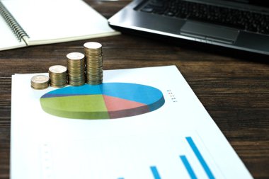 Beyaz kağıt çalışma tablosu, iş planlama vizyonu ve Finans analiz kavramı fikir üzerinde adım para yığınları dizüstü dizüstü bilgisayar ve mali grafik ile /. ve kopya alanı için metin ekleme.