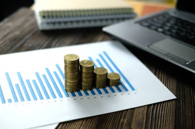 Beyaz kağıt çalışma tablosu, iş planlama vizyonu ve Finans analiz kavramı fikir üzerinde adım para yığınları dizüstü dizüstü bilgisayar ve mali grafik ile /. ve kopya alanı için metin ekleme.