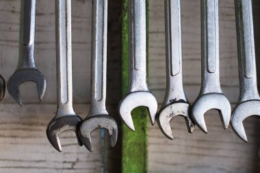 Atölye veya otomatik servis garajında, birçok aracı raf bir duvar, onarım ve araba mekanik kavram karşı duvarda asılı eski el aletleri.