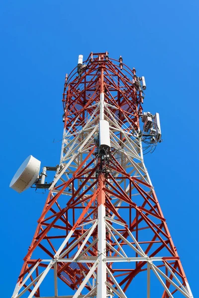 Torre Antena Comunicación Del Teléfono Móvil Con Antena Parabólica Fondo — Foto de Stock