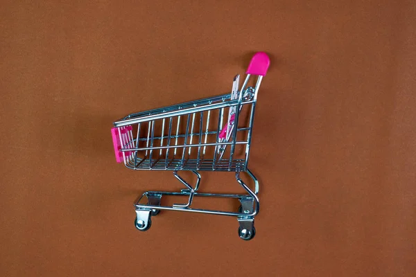 Warenkorb Oder Supermarkt Einkaufswagen Auf Braunem Hintergrund Geschäftsidee Einkaufsfinanzierung — Stockfoto