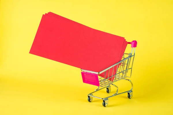 Panier Chariot Supermarché Enveloppe Rouge Vierge Sur Fond Jaune Avec — Photo
