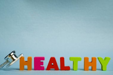 Metin sağlıklı alfabesi ile stetoskop, sağlıklı ve sağlık 