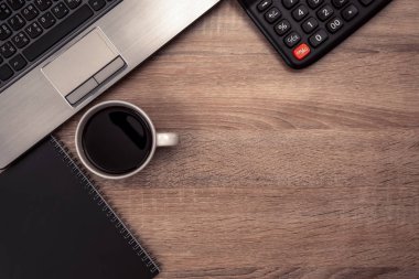 Dizüstü bilgisayar ya da dizüstü bilgisayar, hesap makinesi ve kahve wor üzerinde