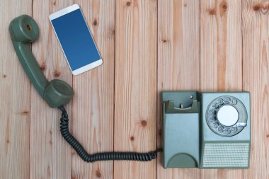 Retro döner telefon veya vintage telefon kablosu ve yeni hücre ile 