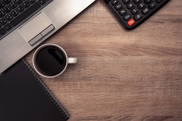 Bärbar dator eller bärbar dator, miniräknare och kopp kaffe på wor — Stockfoto