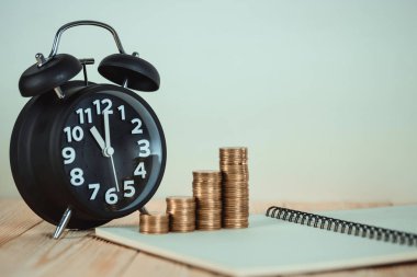 Adımları sikke yığını vintage çalar saat ve kalem, Not Defteri ile 