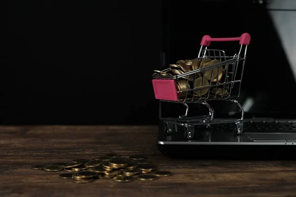 Coș de cumpărături sau cărucior de supermarket cu laptop notebook pe wor — Fotografie, imagine de stoc