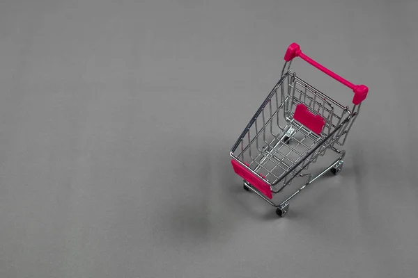 Carro de la compra o carro de supermercado sobre fondo gris, busines — Foto de Stock