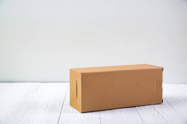 Boş paket kahverengi karton kutu veya parlak ahşap masa üstünde tepsi