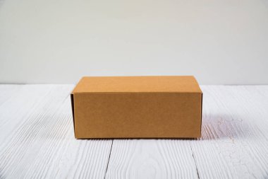 Boş paket kahverengi karton kutu veya parlak ahşap masa üstünde tepsi