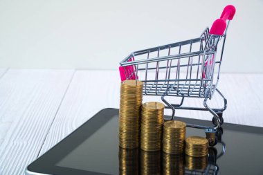 Adım sikke yığını ve alışveriş sepeti ya da süpermarket arabası t