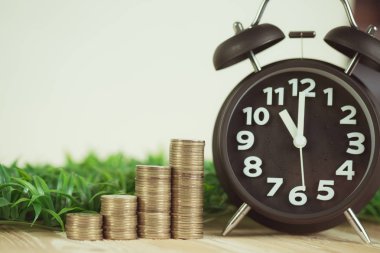 Merdivenlerinde sikke yığını vintage çalar saat ile ahşap çalışma 