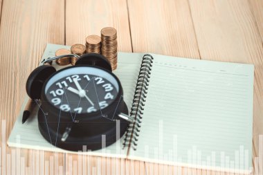 Adımları sikke yığını vintage çalar saat ve kalem, Not Defteri ile 