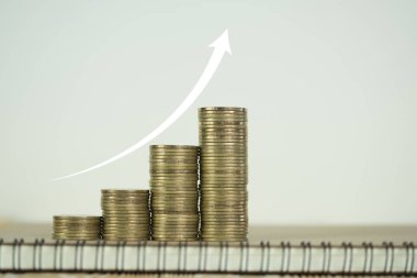 Ahşap çalışma masa defter kağıt paralar yığınıyla merdivenlerinde