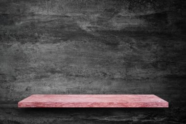 Boş tablosunun üst kısmındaki pembe mermer taş beton duvar arka plan üzerinde