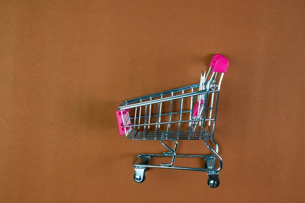 Shopping cart eller stormarknad vagn på brun bakgrund, affä — Stockfoto