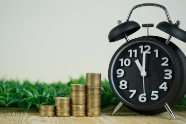 Merdivenlerinde sikke yığını vintage çalar saat ile ahşap çalışma 