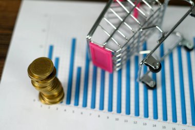 Adım / para yığınları arabası ve dizüstü dizüstü bilgisayar ile bir