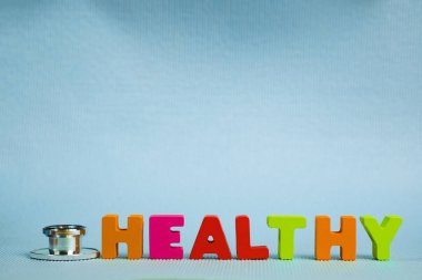 Metin sağlıklı alfabesi ile stetoskop, sağlıklı ve sağlık 